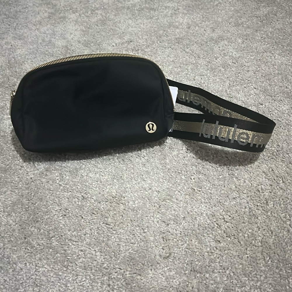 Lululemon Everywhere Belt Bag Black/Gold NWT
